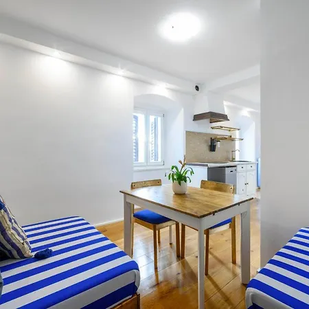 On The Rock Apartment