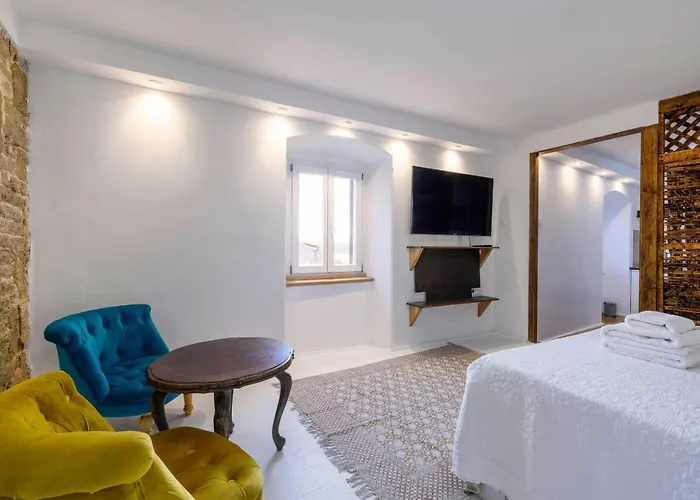 On The Rock Apartment *